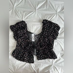 Garage front tie black floral crop top